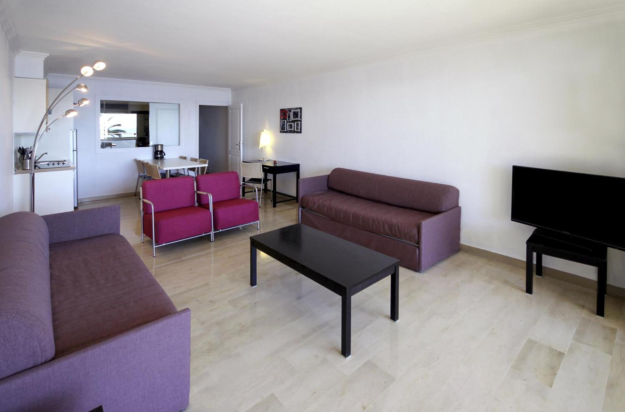 One-Bedroom Apartment Sea View